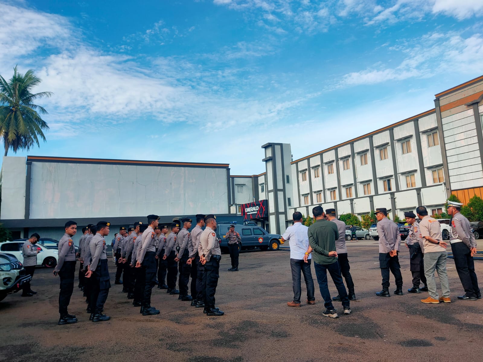 Personil Polres Ketapang siaga melaksanakan pengamanan